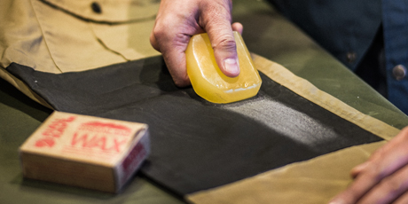 voskovanie materiálu G-1000 pomocou vosku Fjällräven Greeenland Wax